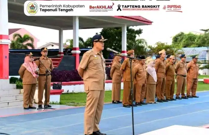 Kepala Dinas Koperasi dan UMKM Tapteng, Erman Syahrin Lubis menjadi Pembina Apel pagi gabungan Aparatur Sipil Negara (ASN) Pejabat Eselon II dan III, Senin (20/4/22026).