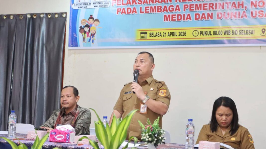 Bupati Dairi melalui Sekda, Charles Surung Lamhot Bantjin membuka kegiatan advokasi dan sosialisasi kebijakan kepada lembaga non-pemerintah, media, serta dunia usaha, di Hotel Beristra Sidikalang, Selasa (21/4/2026). (Istimewa)