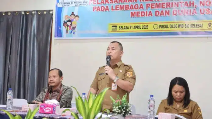 Bupati Dairi melalui Sekda, Charles Surung Lamhot Bantjin membuka kegiatan advokasi dan sosialisasi kebijakan kepada lembaga non-pemerintah, media, serta dunia usaha, di Hotel Beristra Sidikalang, Selasa (21/4/2026). (Istimewa)