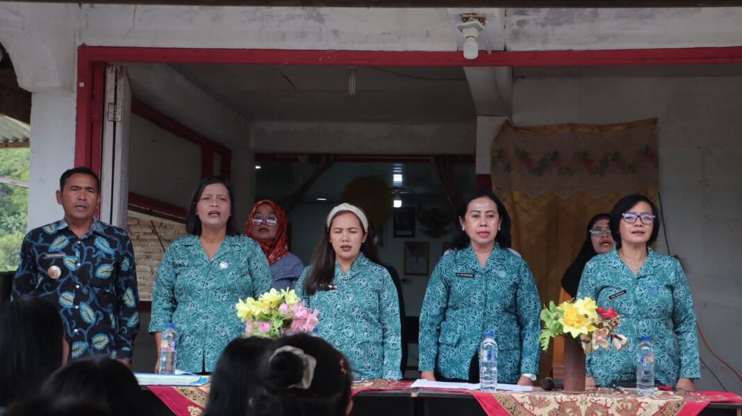 Ketua TP. PKK Kabupaten Dairi, Rita Puspita Vickner Sinaga saat menghadiri pembinaan PKK di Desa Bulu Duri, Jumat (24/4/2026), menekankan pentingnya Pola Asuh Anak dan Remaja yang baik agar anak terlindung dari pengaruh negatif. (Istimewa)