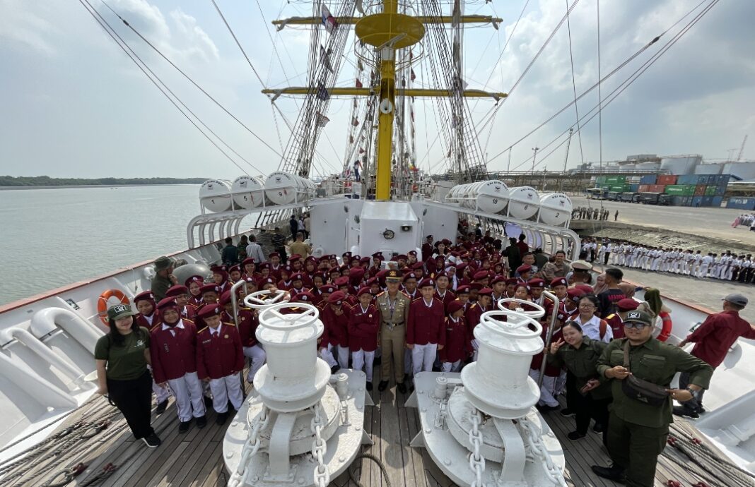 Siswa Sekolah Rakyat Menengah Pertama (SRMP) 2 Medan mengikuti kunjungan edukatif di atas KRI Bima Suci yang sandar di Pelabuhan Belawan, Senin (6/4/2026). Kegiatan yang difasilitasi Pemko Medan ini bertujuan menambah wawasan kemaritiman dan pengalaman belajar luar kelas bagi para siswa.