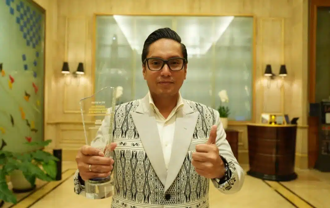 Wali Kota Medan, Rico Tri Putra Bayu Waas, memperlihatkan trofi penghargaan National Governance Award 2026 usai Kota Medan dinobatkan sebagai Excellent City in Digital Public Service Transformation di Jakarta, Jumat (24/4/2026).