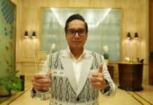 Medan Raih Penghargaan Bergengsi! Transformasi Digital Pelayanan Publik Diakui Nasional Wali Kota Medan, Rico Tri Putra Bayu Waas, memperlihatkan trofi penghargaan National Governance Award 2026 usai Kota Medan dinobatkan sebagai Excellent City in Digital Public Service Transformation di Jakarta, Jumat (24/4/2026).