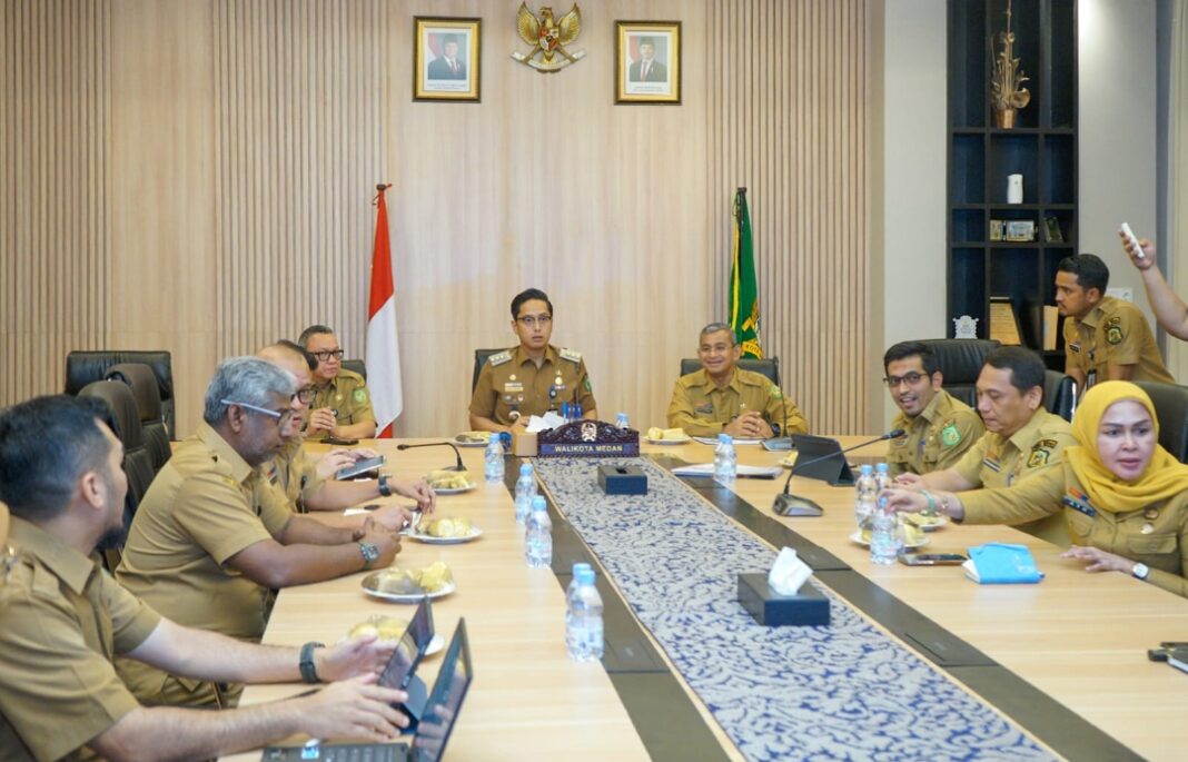 Wali Kota Rico Tri Putra Bayu Waas memaparkan strategi pembiayaan kreatif (creative finance) Pemko Medan secara virtual di hadapan Kementerian Dalam Negeri, sebagai bagian dari penilaian nominasi penghargaan daerah berprestasi tahun 2026.