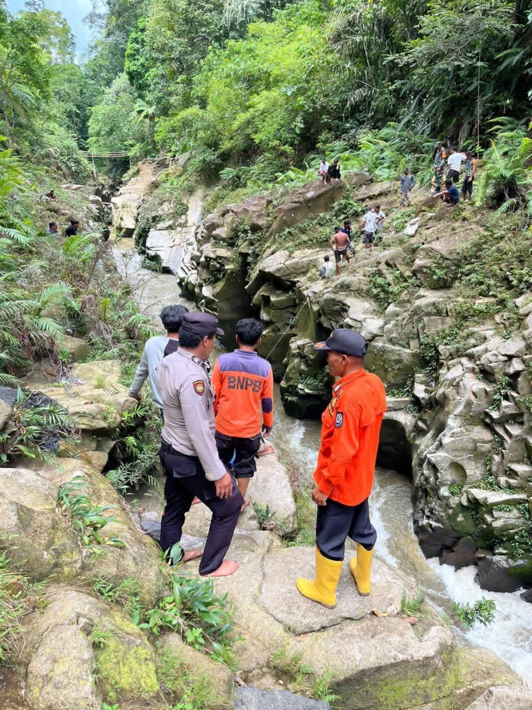Pencarian pasutri korban laka tunggal di Desa Lae Ikan Kecamatan Sitellu Tali Urang Jehe Kabupaten Pakpak Bharat, Selasa (31/3/2026). (istimewa)