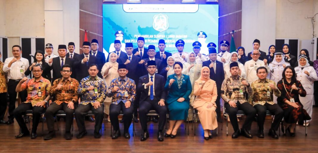 Wali Kota Medan Rico Tri Putra Bayu Waas melantik pejabat eselon II, III, dan IV di lingkungan Pemko Medan di Balai Kota, disertai penegasan target kinerja enam bulan bagi para pejabat yang baru dilantik.