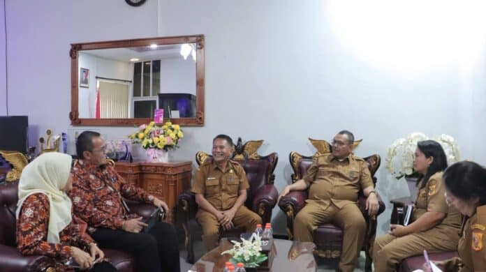 Bupati Dairi, Vikner Sinaga menerima perwakilan BKKBN Sumatera Utara, dan menyatakan komitmen terhadap pengimplementasian program Bangga Kencana, Selasa (14/4/2026 (istimewa/Diskominfo)