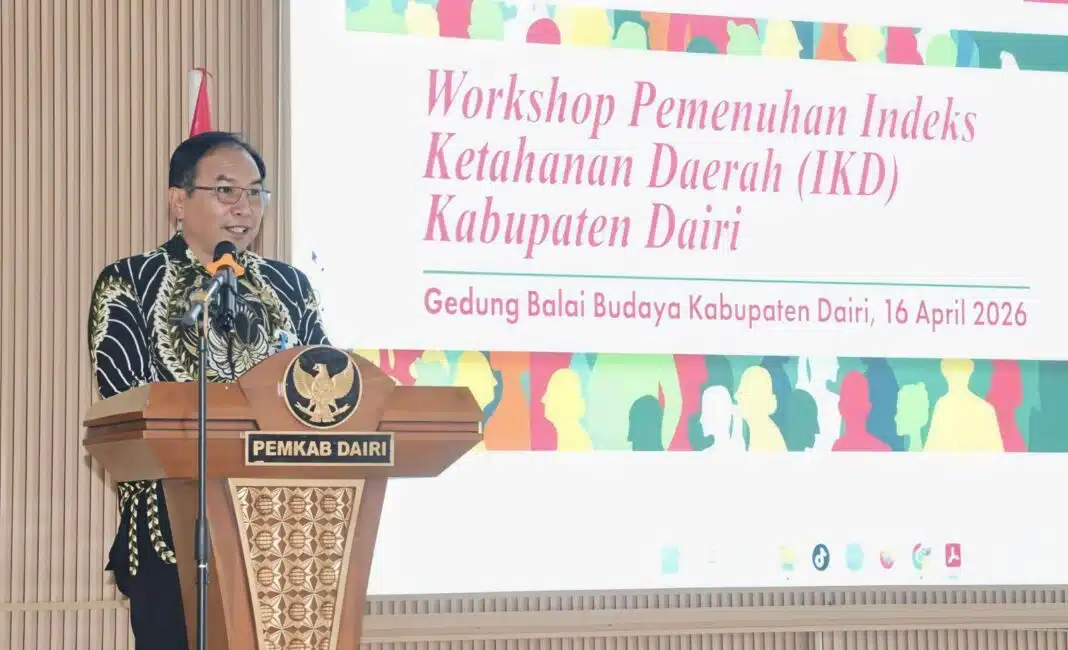 Asisten Pembangunan dan Perekonomian, Junihardi Siregar mewakili Bupati Dairi Vikner Sinaga membuka workshop pemenuhan Indeks Ketahanan Daerah di Gedung Balai Budaya Sidikalang, Kamis (16/4/2026). (istimewa)