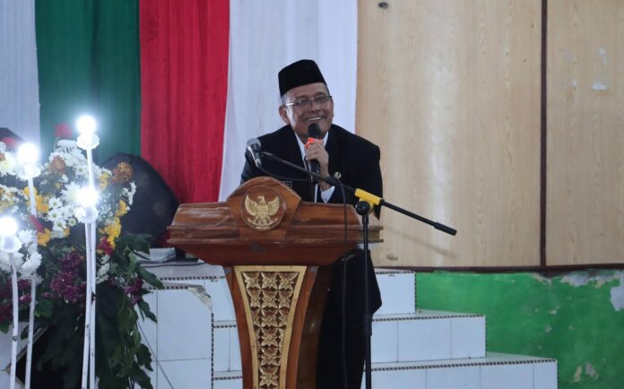 Bupati Dairi, Vikner Sinaga menyampaikan pesan dan sambutan pada Perayaan Paskah Oikumene Pemkab Dairi di GOR Sidikalang, Jumat (17/4/2026) (Istimewa)