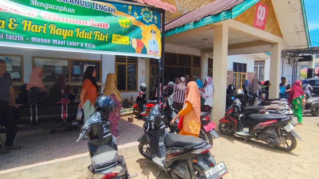 Warga datangi Dinas Sosial Tapteng untuk mendapatkan informasi terkait pendataan Jadup, Senin (13/4/2026).