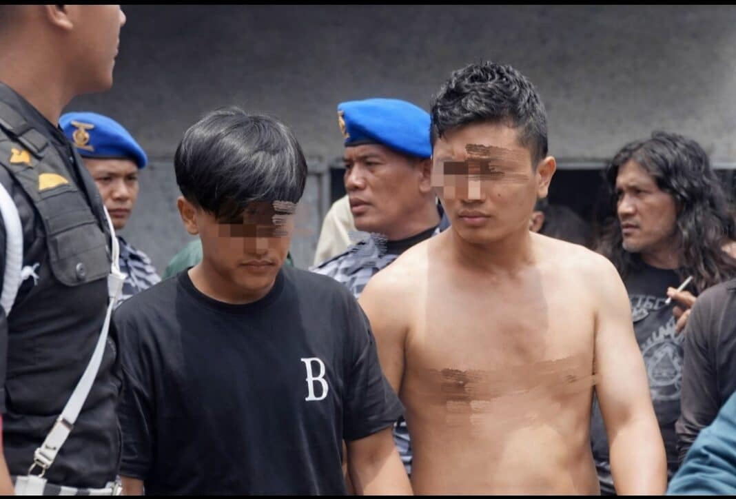 Petugas gabungan mengamankan empat terduga pelaku beserta sejumlah barang bukti berupa senjata airgun, airsoftgun, narkoba, dan uang tunai saat penggerebekan markas di kawasan Belawan, Rabu (8/4/2026).