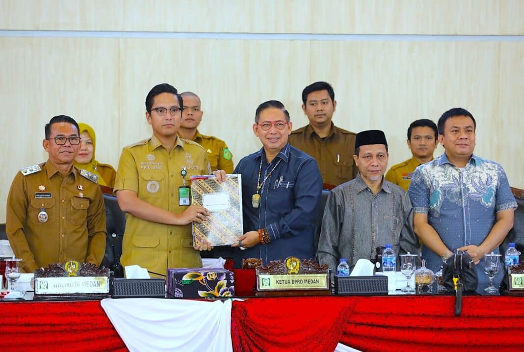 Ketua DPRD Kota Medan Drs. Wong Chun Sen, M.Pd.B. memimpin Rapat Paripurna DPRD Kota Medan terkait jawaban fraksi-fraksi atas tanggapan kepala daerah terhadap Ranperda Inisiatif DPRD tentang Perubahan Perda Nomor 4 Tahun 2012 tentang Sistem Kesehatan Kota Medan, Senin (06/04/2026).