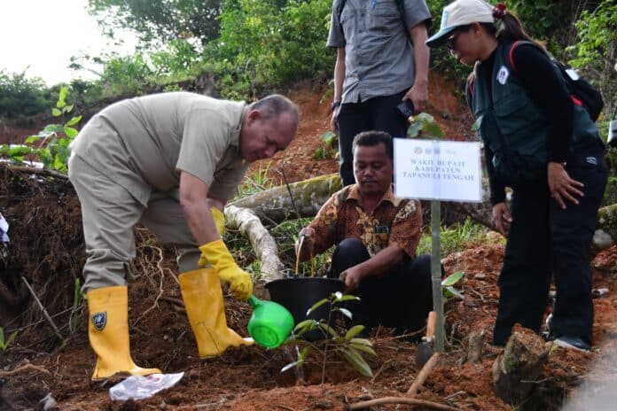 Wakil Bupati Tapteng bersama Kepala Balai Besar KSDA Sumut melakukan aksi penanaman pohon, Kamis (9/4/2026).