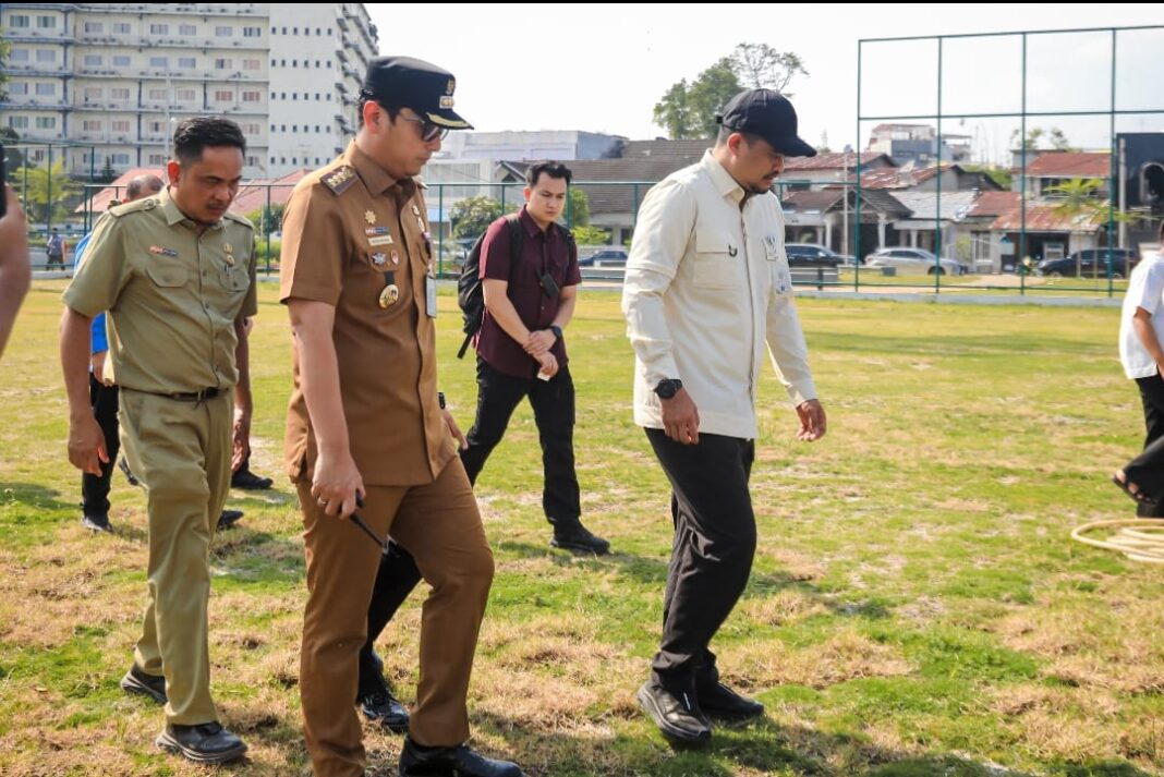 Wali Kota Medan Rico Tri Putra Bayu Waas bersama Gubernur Sumatera Utara Bobby Nasution turun langsung meninjau kondisi Lapangan Kebun Bunga, Medan Petisah, pada Selasa (31/3/2026).