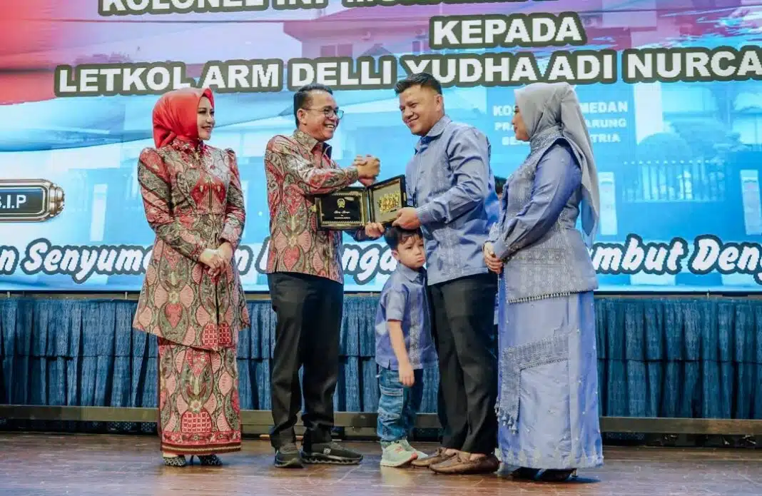Wakil Wali Kota Medan Zakiyuddin Harahap bersama istri memakaikan tanjak dan kain songket kepada Dandim 0201/Medan yang baru, Delli Yudha Adi Nurcahyo dalam acara pisah sambut di Grand Mercure Medan, Sabtu (25/4/2026) malam, sebagai simbol penerimaan dan sinergi baru di Kota Medan.