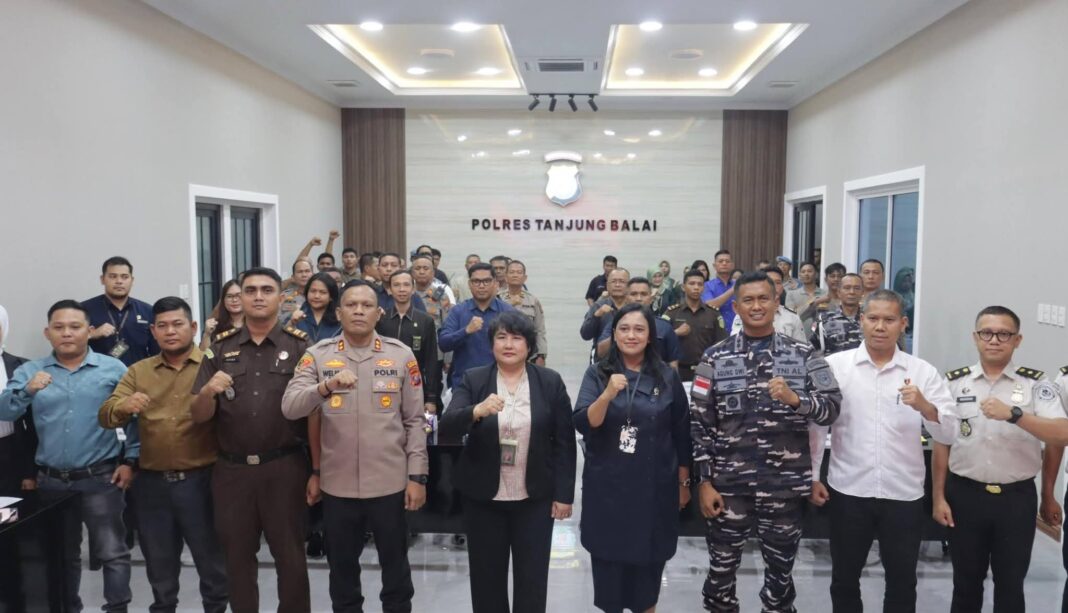 Kapolres Tanjungbalai AKBP Welman Feri bersama Ketua Pengadilan Negeri Tanjungbalai Erita Harefa, Danlanal TBA Letkol Laut (P) Agung Dwi Handoko Djoewari, serta unsur Forkopimda berfoto bersama usai kegiatan sosialisasi regulasi dan layanan pengadilan di Aula Pesat Gatra Polres Tanjungbalai, Selasa (14/04/2026).