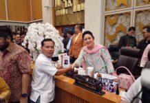 Prabowonomics Diluncurkan! Yonge Sihombing Serahkan Undangan Eksklusif ke Titiek Soeharto Penulis buku Prabowonomics, Yonge, mengucapkan selamat ulang tahun ke-67 dan menyerahkan undangan peluncuran buku kepada Ketua Komisi IV DPR RI Siti Hediati Hariyadi (Titiek Soeharto) di Ruang Rapat Komisi IV DPR RI, Senayan, Jakarta, Selasa (14/4/2026).
