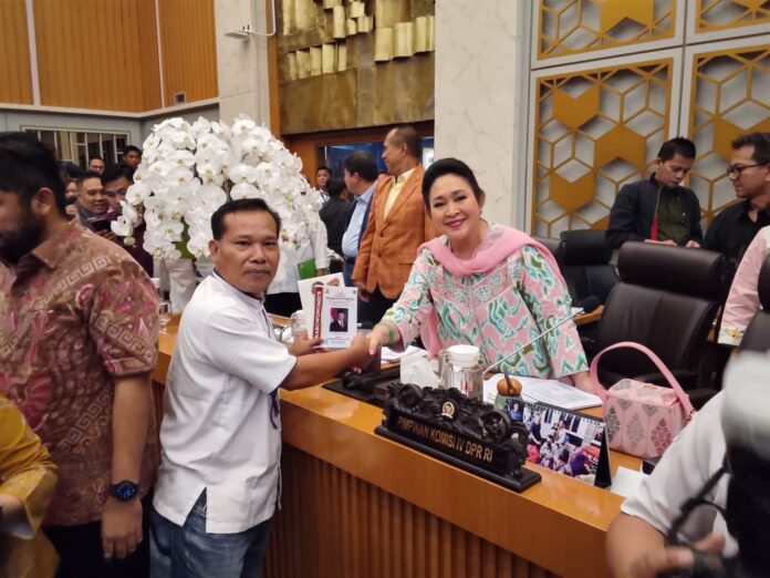 Penulis buku Prabowonomics, Yonge, mengucapkan selamat ulang tahun ke-67 dan menyerahkan undangan peluncuran buku kepada Ketua Komisi IV DPR RI Siti Hediati Hariyadi (Titiek Soeharto) di Ruang Rapat Komisi IV DPR RI, Senayan, Jakarta, Selasa (14/4/2026).