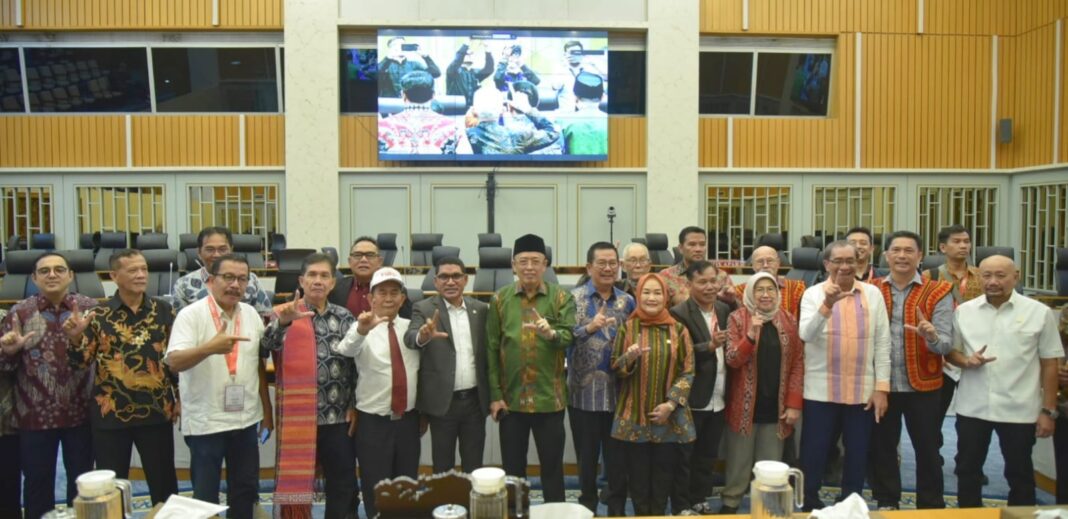 Usai menyampaikan aspirasi dalam Rapat Dengar Pendapat Umum (RDPU) selanjutnya Foto bersama Komisi IV DPR RI dengan Tim PMPHI Sumut di Jakarta, Senin (6/4/2026).