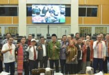 RDPU DPR RI Memanas, PMPHI Sumut Kritik Pencabutan 28 Izin Usai menyampaikan aspirasi dalam Rapat Dengar Pendapat Umum (RDPU) selanjutnya Foto bersama Komisi IV DPR RI dengan Tim PMPHI Sumut di Jakarta, Senin (6/4/2026).