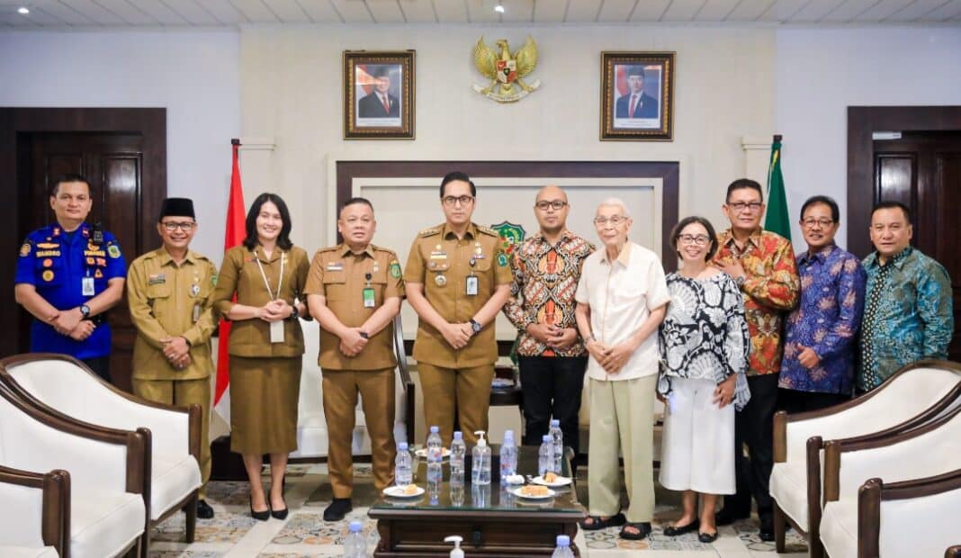 Wali Kota Medan Rico Waas menerima kunjungan pengurus GPIB Immanuel Medan di Balai Kota Medan, Selasa (7/4/2026). Dalam audiensi itu, Pemko Medan membuka ruang kolaborasi dengan gereja untuk mendukung program kebersihan, bansos, dan pelestarian bangunan cagar budaya.