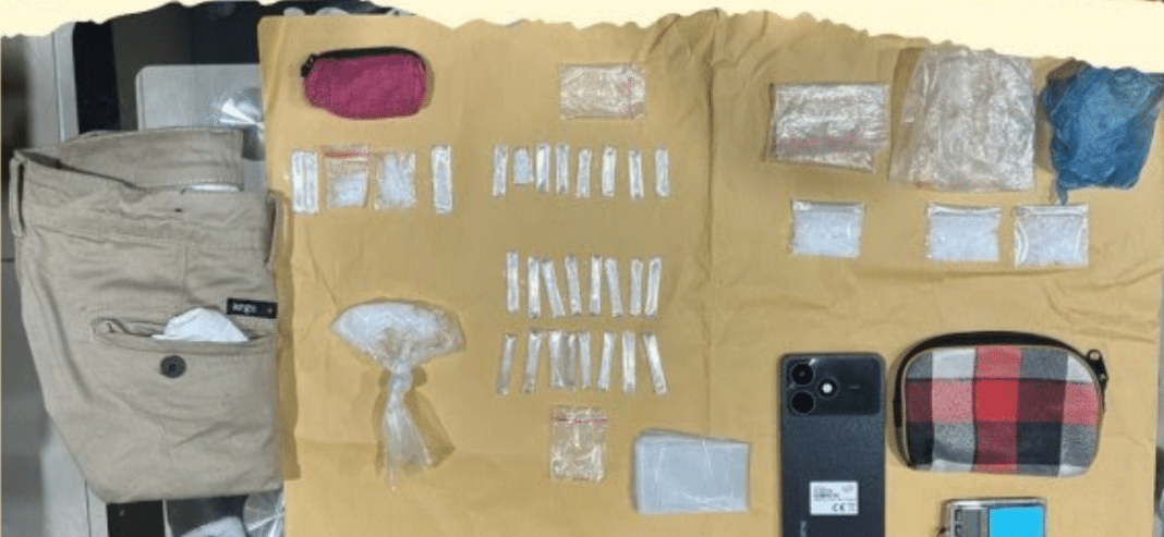 Petugas Satres Narkoba Polres Dumai menunjukkan barang bukti 33 paket sabu seberat 36,61 gram yang diamankan dari tersangka M.I.A dalam pengungkapan kasus narkotika di Jalan Cut Nyak Dien, Sungai Sembilan, Kota Dumai, Selasa (21/4/2026) dini hari.