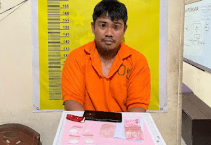 Tersangka kasus peredaran narkotika jenis sabu diamankan aparat Polsek Seberida bersama barang bukti berupa empat paket sabu seberat 16,21 gram, uang tunai, handphone, dan jaket yang digunakan sebagai tempat penyimpanan di wilayah Kulim VIII, Kelurahan Pangkalan Kasai, Kabupaten Indragiri Hulu, Selasa (14/4/2026).