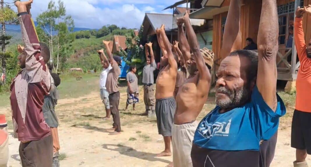 Personel Pos Parim Satgas Yonif 751/Vira Jaya Sakti (VJS) bersama para lansia mengikuti kegiatan senam sehat di Kampung Kakopom, Pegunungan Bintang, Jumat (24/4/2026), sebagai upaya meningkatkan kesehatan dan mempererat kebersamaan dengan masyarakat.