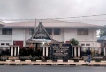 Seorang Kepsek SD Somasi Ketua DPRD Dairi Terkait Ucapan “Bodat” Kantor DPRD Dairi di Jalan SM Raja Sidikalang (Deteksi.co)