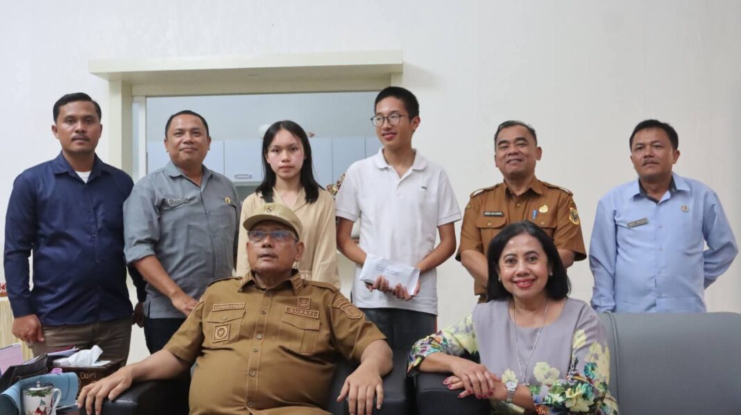 Bupati Dairi, Vikner Sinaga memotivasi Siswa SMAN 1 Sidikalang yang akan berangkat menuju Electrical dan Computer Competition Tingkat Nasional di Bali. (Istimewa/Diskominfo)