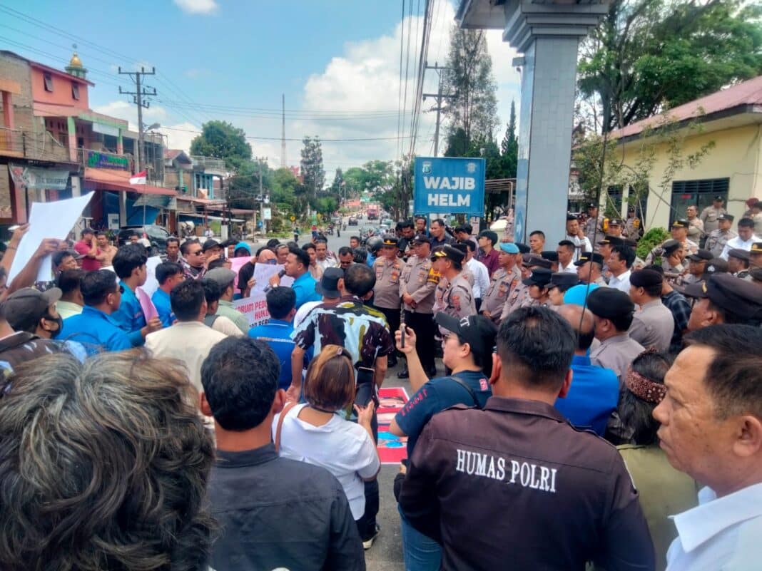 Ratusan massa dari lintas organisasi kepemudaan yang tergabung dalam Forum Peduli Penegakan Keadilan dan Hukum Kabupaten Dairi, berunjukrasa di depan Mapolres Dairi, Senin (13/4/2026). (DETEKSI.co /Parulian P Nainggolan)