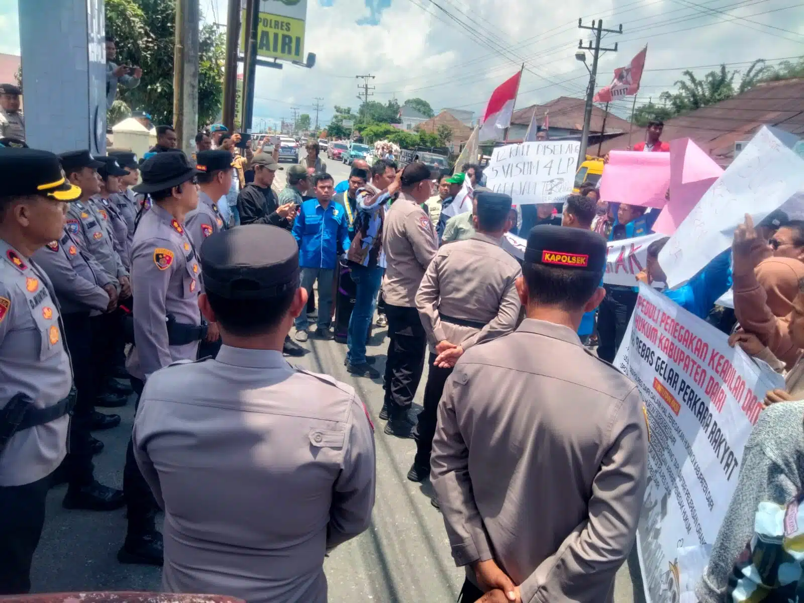 Massa Aksi Tergabung FPPKH: Penanganan perkara yang mandek, praktek tebang pilih, jauh dari rasa adil, pelapor yang kemudian menjadi tersangka, menjadi sorotan massa.