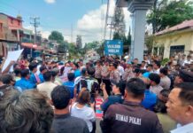Suarakan Pencopotan Kapolres dan Kasat Narkoba, Ratusan Pemuda Usung Keranda Geruduk Polres Dairi Ratusan massa dari lintas organisasi kepemudaan yang tergabung dalam Forum Peduli Penegakan Keadilan dan Hukum Kabupaten Dairi, berunjukrasa di depan Mapolres Dairi, Senin (13/4/2026). (DETEKSI.co /Parulian P Nainggolan)