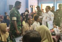 TMMD Wonogiri 2026: Layanan Gratis dan Penghijauan Serentak, Warga Antusias Petugas TNI bersama warga menanam bibit alpukat saat pembukaan TMMD Sengkuyung Tahap II TA 2026 di Dusun Sanggrahan, Desa Hargantoro, Kecamatan Tirtomoyo, Wonogiri, Rabu (22/4/2026). Kegiatan ini dirangkai dengan pelayanan kesehatan, KB gratis, dan perpustakaan keliling untuk masyarakat.