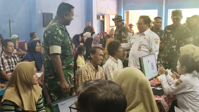 Petugas TNI bersama warga menanam bibit alpukat saat pembukaan TMMD Sengkuyung Tahap II TA 2026 di Dusun Sanggrahan, Desa Hargantoro, Kecamatan Tirtomoyo, Wonogiri, Rabu (22/4/2026). Kegiatan ini dirangkai dengan pelayanan kesehatan, KB gratis, dan perpustakaan keliling untuk masyarakat.