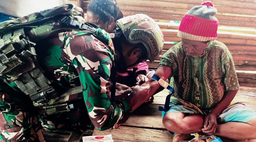 Personel Pos Denom Satgas Yonif 751/Vira Jaya Sakti (VJS) dipimpin Lettu Inf Agung Riyo Pamungkas memberikan pelayanan kesehatan dan suntik vitamin kepada warga Denom Atukbin, Pegunungan Bintang, Senin (27/4/2026), sebagai bentuk kepedulian TNI terhadap kesehatan masyarakat perbatasan.