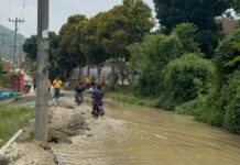 Tinjau Jalan Rusak di Parimbalang Gunung Sitember, Bupati Dairi Janji Segera Realisasi Perbaikan Jalan rusak di Dusun Parimbalang, Desa Bukit Lau Kersik, Kecamatan Gunung Sitember yang dikeluhkan warga, akan segera diperbaiki. (Istimewa)