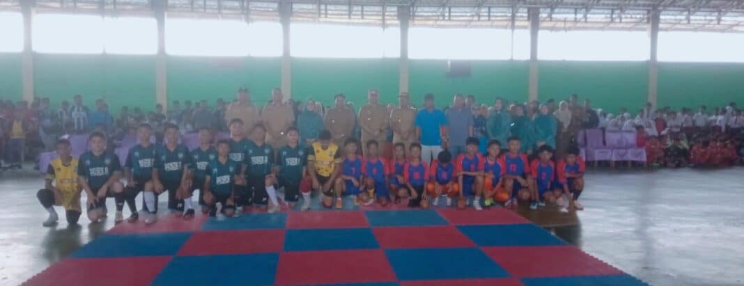 Wakil Bupati Deli Serdang Lom Lom Suwondo bersama Ikhwanul Ismar membuka Turnamen Futsal Piala Bupati Deli Serdang di Kecamatan Hamparan Perak, yang diikuti puluhan tim pelajar tingkat SD dan SMP dengan penuh antusias.