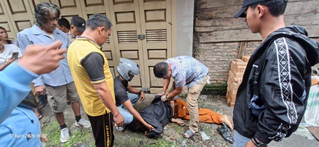 Kapolsek Sidikang, AKP Hotdiman Hutasoit bersama tim, melakukan pengecekan dan evakuasi atas temuan mayat pria paruh baya di Jalan Klasen Sidikalang. (Istimewa)