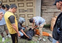 Warga Sidikalang Dairi Dihebohkan Penemuan Mayat Pria Paruh Baya di Jalan Klasen Kapolsek Sidikang, AKP Hotdiman Hutasoit bersama tim, melakukan pengecekan dan evakuasi atas temuan mayat pria paruh baya di Jalan Klasen Sidikalang. (Istimewa)