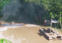 PETI Kuansing Dibakar! Polisi Gerak Cepat Usai Laporan Warga 110 Petugas Polres Kuantan Singingi memusnahkan alat rakit penambangan emas tanpa izin (PETI) dengan cara dibakar di Desa Koto Taluk, Kecamatan Kuantan Tengah, sebagai bentuk penindakan tegas terhadap aktivitas tambang ilegal yang meresahkan warga.