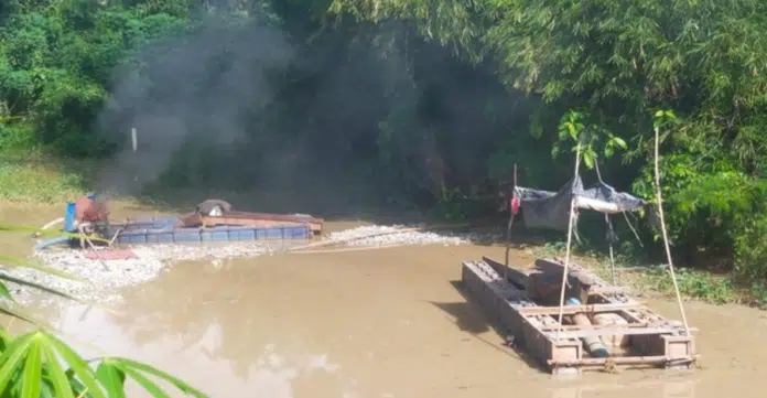 Petugas Polres Kuantan Singingi memusnahkan alat rakit penambangan emas tanpa izin (PETI) dengan cara dibakar di Desa Koto Taluk, Kecamatan Kuantan Tengah, sebagai bentuk penindakan tegas terhadap aktivitas tambang ilegal yang meresahkan warga.