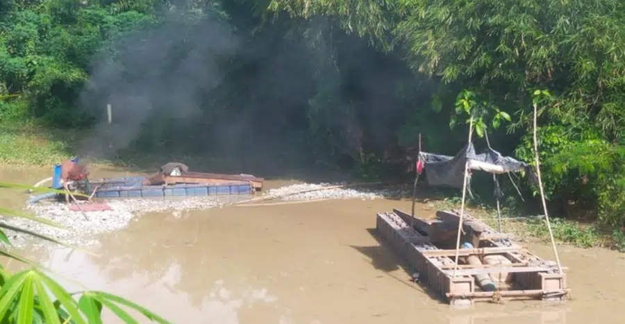 Petugas Polres Kuantan Singingi memusnahkan alat rakit penambangan emas tanpa izin (PETI) dengan cara dibakar di Desa Koto Taluk, Kecamatan Kuantan Tengah, sebagai bentuk penindakan tegas terhadap aktivitas tambang ilegal yang meresahkan warga.