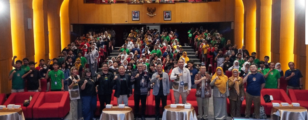 Deputi Bidang Pendidikan dan Peran Serta Masyarakat KPK, Wawan Wardiana bersama pelajar menghadiri pemutaran film pendek finalis Anti-Corruption Film Festival (ACFFEST) dalam rangka Hari Pendidikan Nasional 2026 di Gedung Perpustakaan Nasional RI, Jakarta, Selasa (12/5/2026). Kegiatan ini menjadi sarana edukasi antikorupsi melalui media film untuk menanamkan nilai integritas kepada generasi muda.