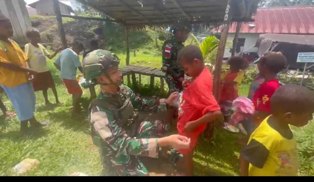 Satgas Yonif 763/SBA Pos Bori membagikan pakaian layak pakai kepada anak-anak di Kampung Bori, Papua Barat, Sabtu (2/5/2026). Kegiatan ini menjadi bagian aksi kemanusiaan untuk membantu warga sekaligus mempererat kedekatan prajurit dengan masyarakat perbatasan.
