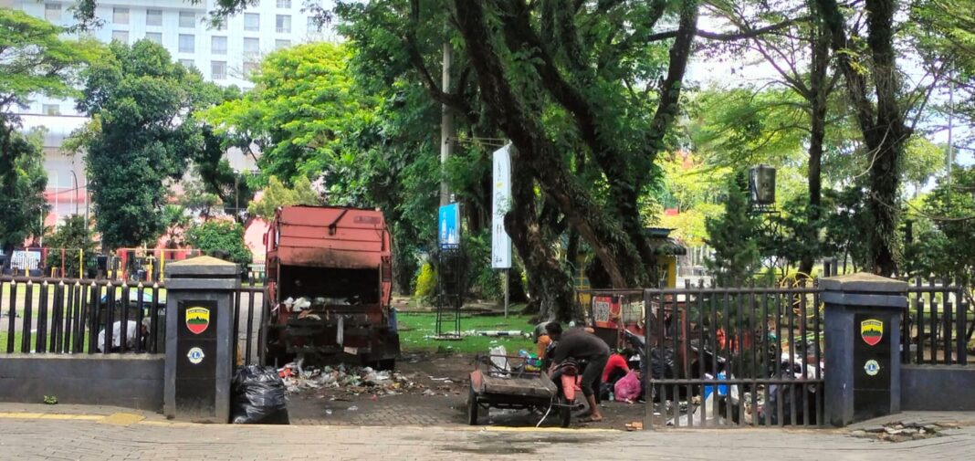Tumpukan sampah yang mengeluarkan bau menyengat terlihat di sudut Lapangan Benteng tepatnya di Jalan Iman Bonjol Medan, persis di antara gedung DPRD Kota Medan dan DPRD Sumatera Utara, Senin (11/5/2026) sekira pukul 11.00 WIB.