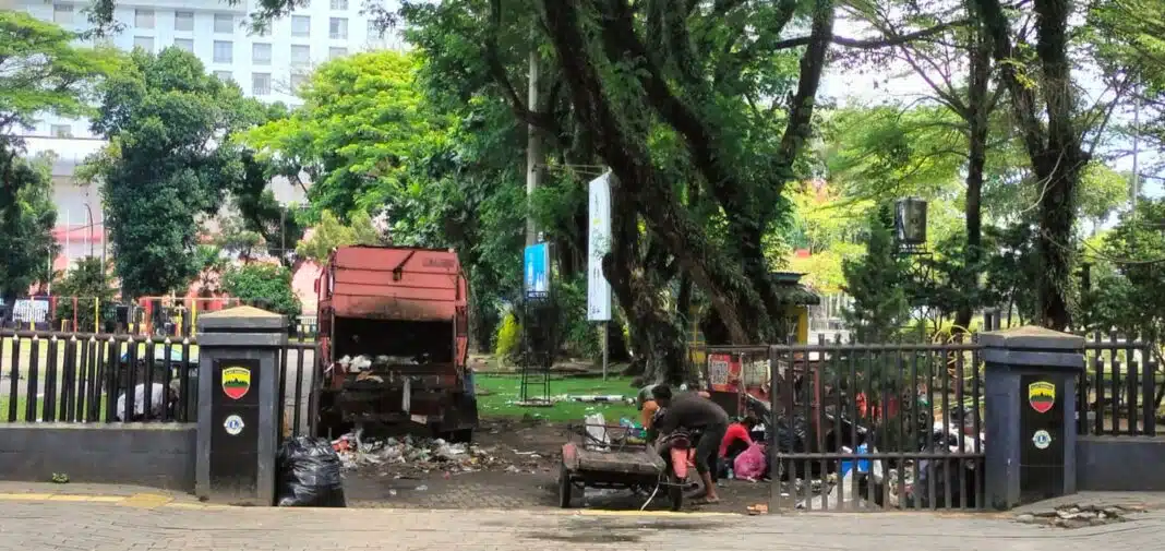 Tumpukan sampah yang mengeluarkan bau menyengat terlihat di sudut Lapangan Benteng tepatnya di Jalan Iman Bonjol Medan, persis di antara gedung DPRD Kota Medan dan DPRD Sumatera Utara, Senin (11/5/2026) sekira pukul 11.00 WIB.