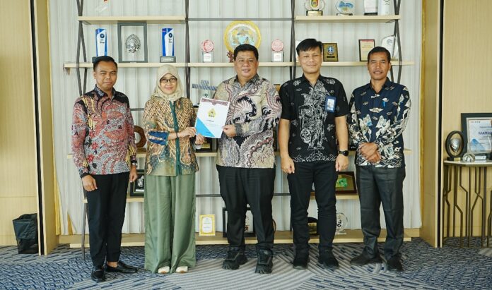 Bupati Samosir Vandiko T Gultom didampingi Kadis Kominfo Samosir Immanuel Sitanggang saat bertemu Direktur Utama BAKTI Komdigi Fadhilah Mathar di Centennial Tower Jakarta, Selasa (19/5/2026). Pertemuan membahas usulan penanganan blankspot dan sinyal tidak stabil di 15 titik wilayah Kabupaten Samosir.