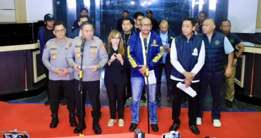 Petugas Bareskrim Polri mengamankan ratusan warga negara asing saat pengungkapan praktik judi online jaringan internasional di Jakarta Barat, Sabtu (9/5/2026). Sebanyak 321 WNA dari berbagai negara diamankan bersama barang bukti berupa komputer, laptop, handphone, paspor, dan uang tunai dari lokasi operasi perjudian online lintas negara tersebut.
