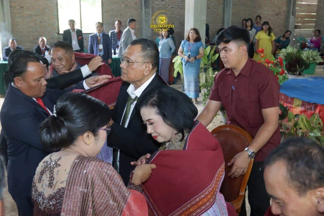Bupati Dairi Vickner Sinaga didampingi Ny. Rita Puspita Vickner Sinaga menerima penyematan ulos saat menghadiri Pesta Pembangunan Gereja HKBP Panji Dabutar, Ressort Jetun, Distrik VI Dairi, Minggu (17/5/2026). (Istimewa)